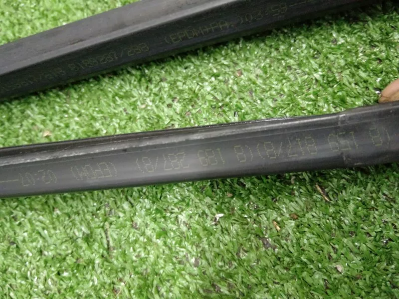 Уплотнитель стекла двери