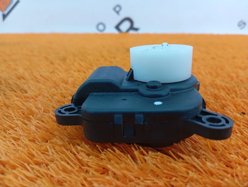 Сервопривод заслонок печки