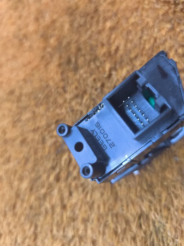 Кнопка стояночного тормоза