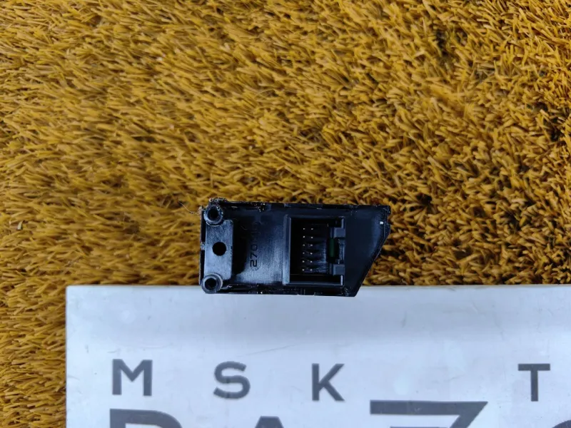 Кнопка стояночного тормоза