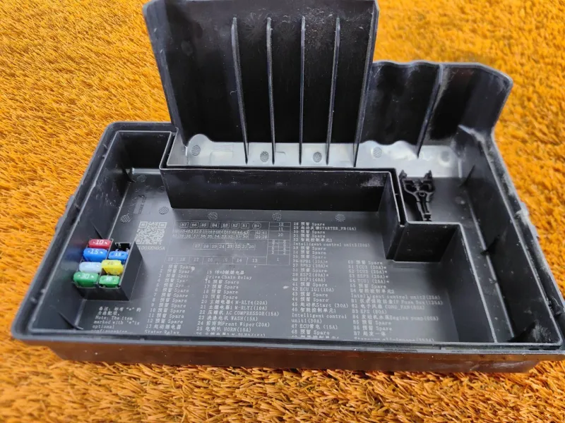 Крышка блока предохранителей