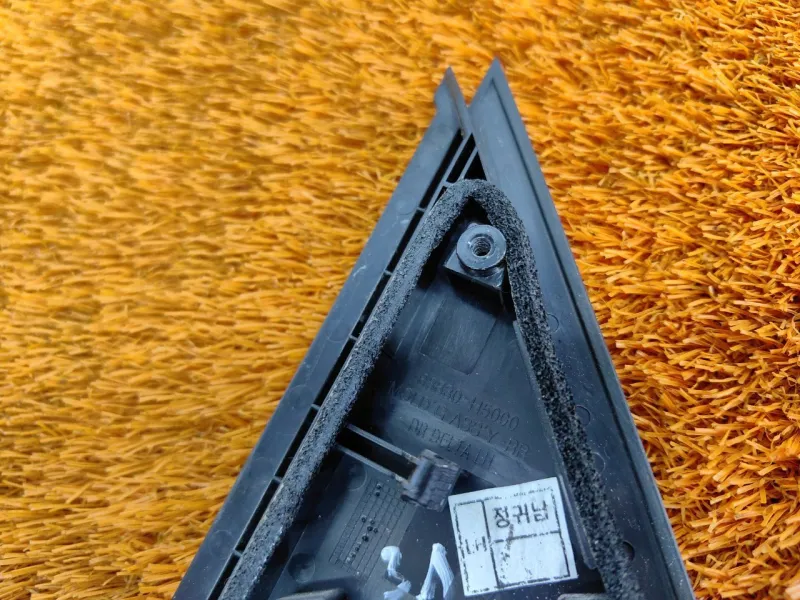 Уголок двери