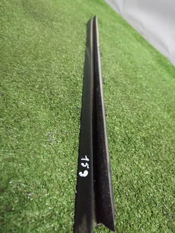 Направляющая стекла двери