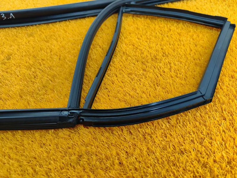 Уплотнитель стекла двери