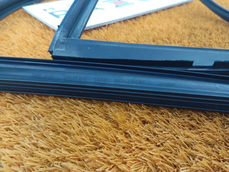 Уплотнитель стекла двери