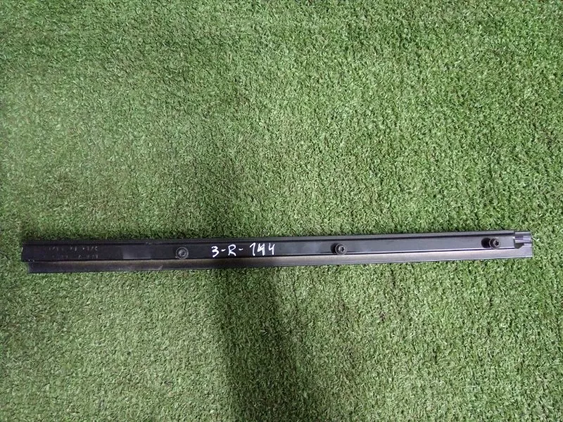 Направляющая стекла двери