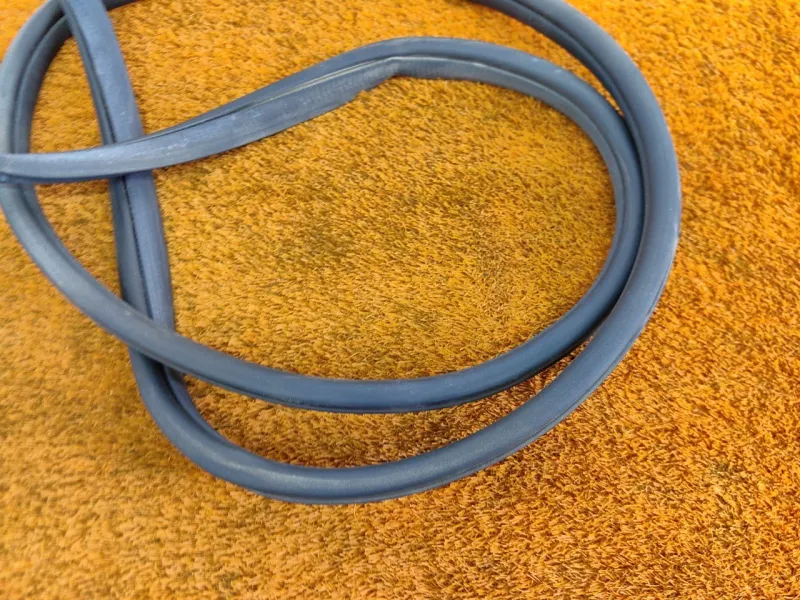 Уплотнитель проема двери