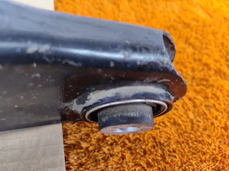 Рычаг подвески нижний