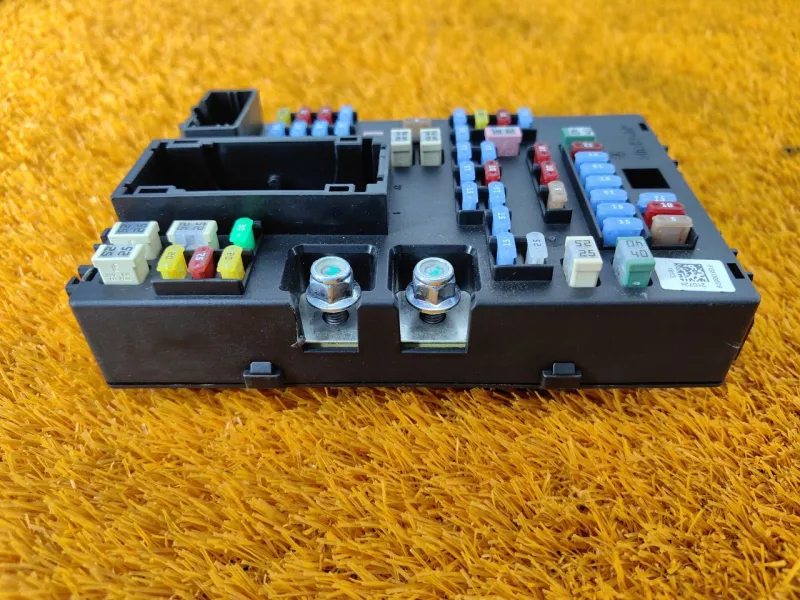 Блок предохранителей салонный
