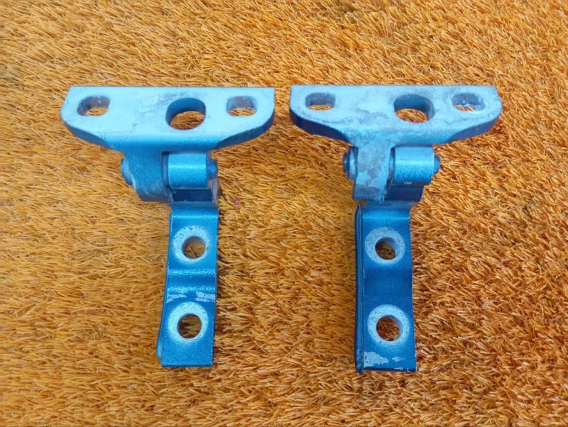 Петля двери