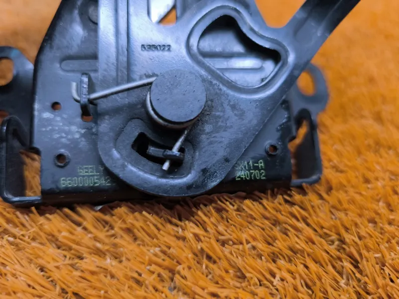 Замок капота