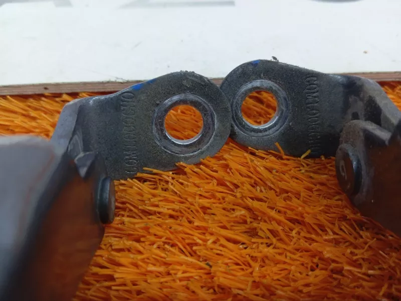 Петля двери