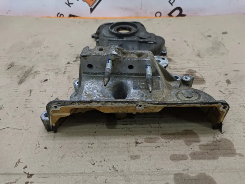 Крышка двигателя передняя