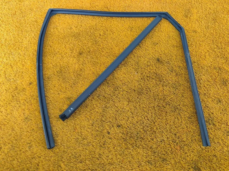 Уплотнитель стекла двери