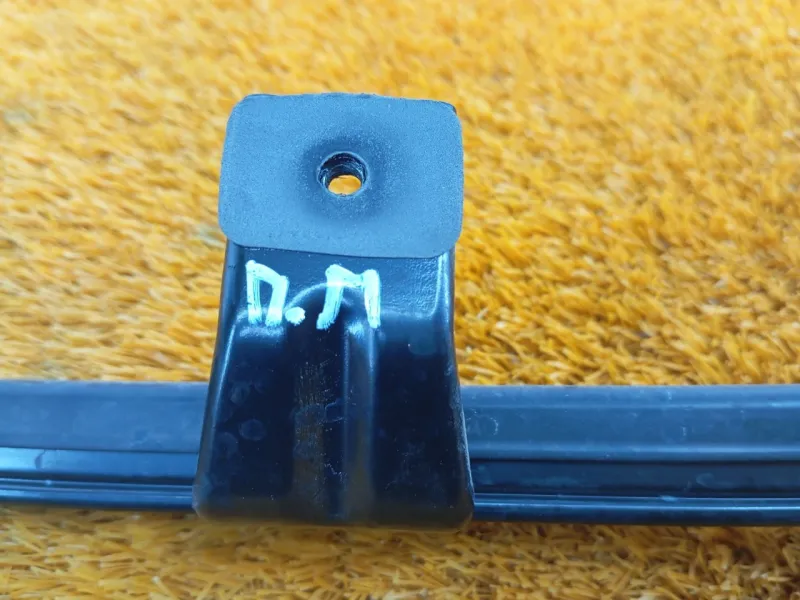 Направляющая стекла двери