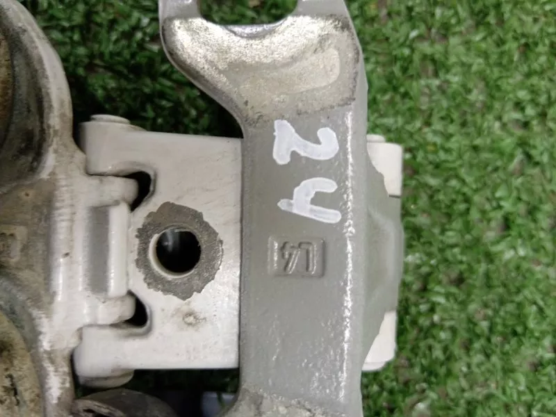 Петля двери багажника