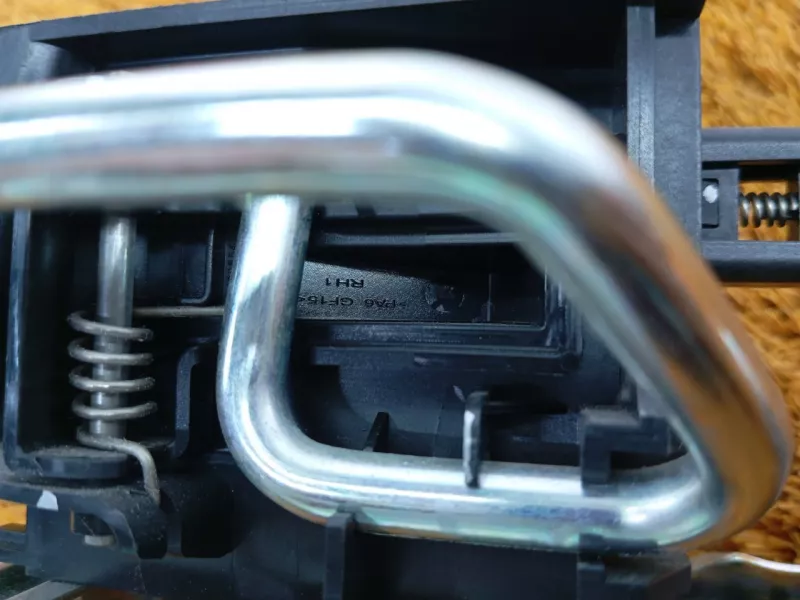 Направляющая шторки багажника