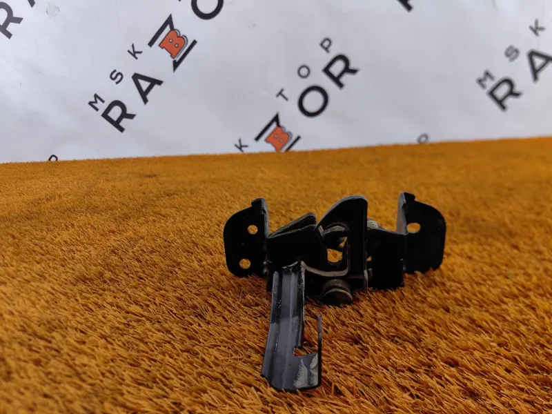 Замок капота