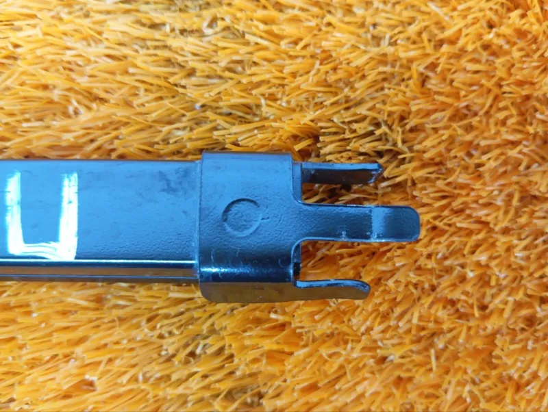 Направляющая стекла двери