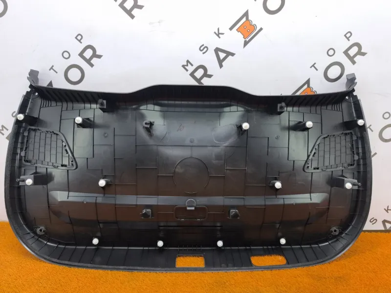 Обшивка двери багажника