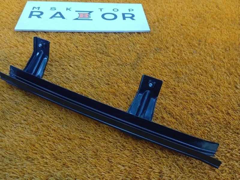 Направляющая стекла двери