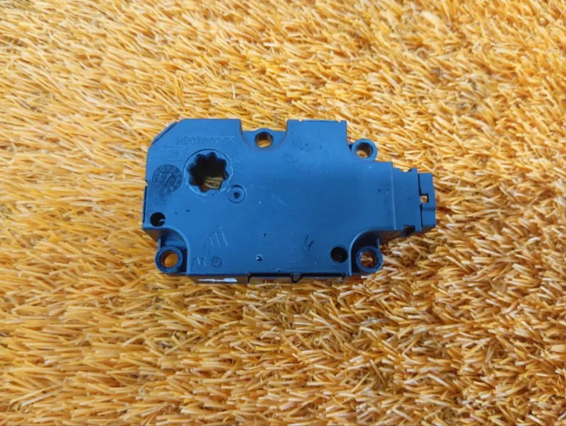 Сервопривод заслонок печки