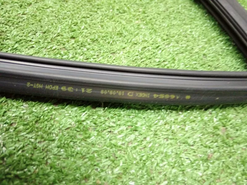 Уплотнитель стекла двери