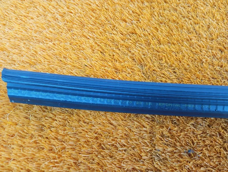 Уплотнитель стекла двери