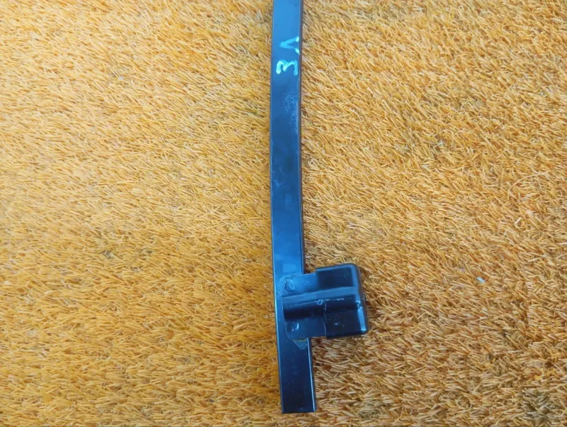 Направляющая стекла двери