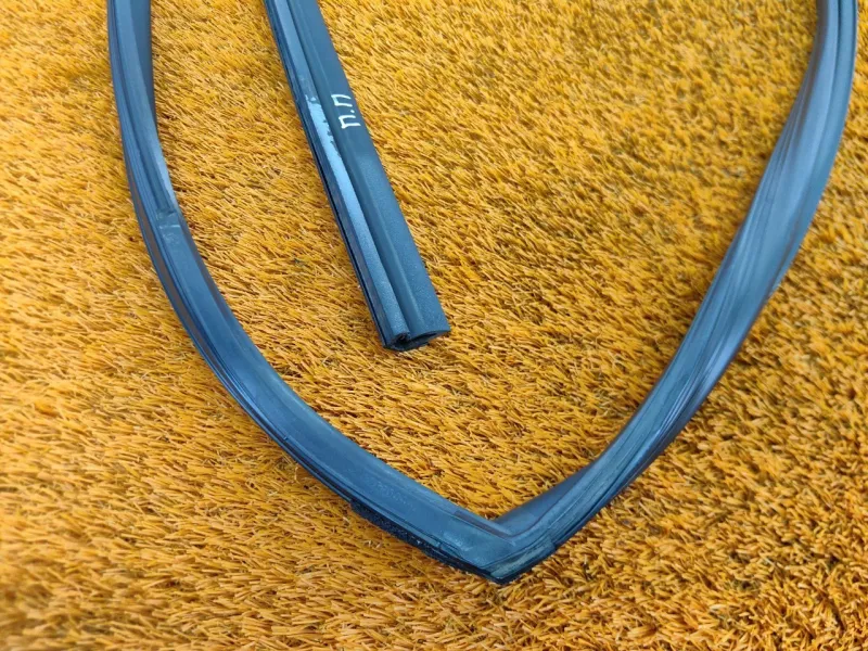 Уплотнитель стекла двери