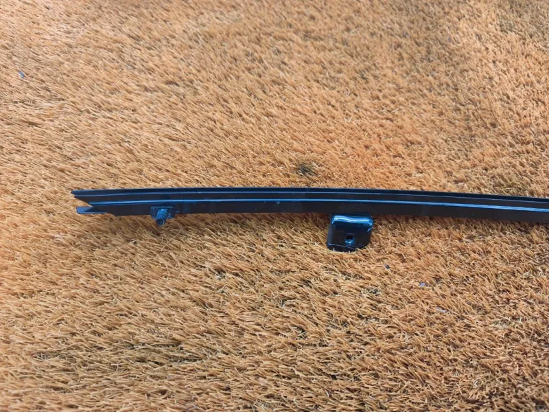 Направляющая стекла двери