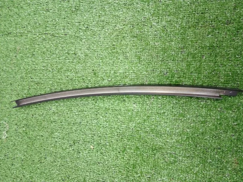 Направляющая стекла двери