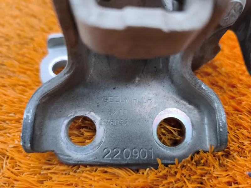 Петля двери