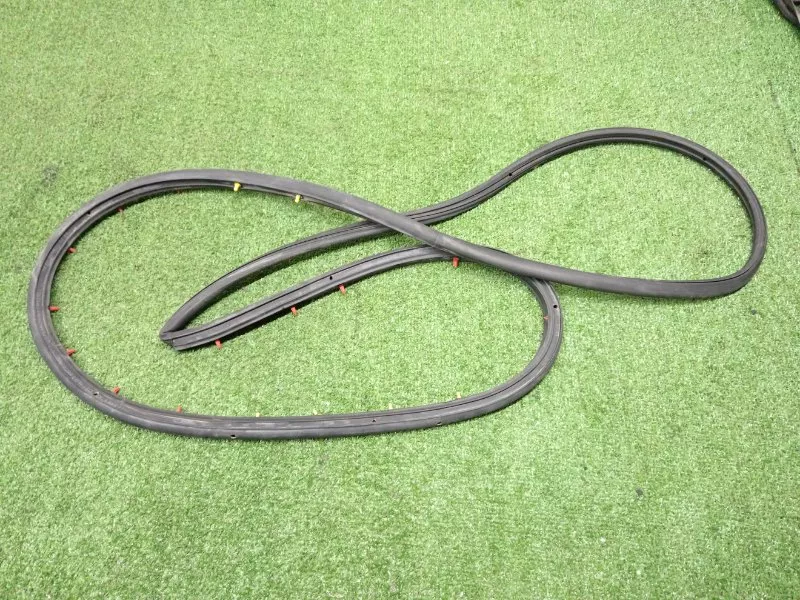 Уплотнительная резинка боковой двери