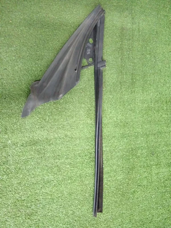 Уплотнительная резинка боковой двери