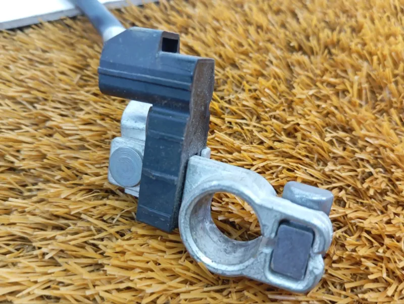 Клемма аккумулятора