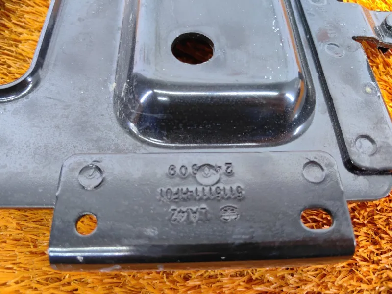 Кронштейн АКБ