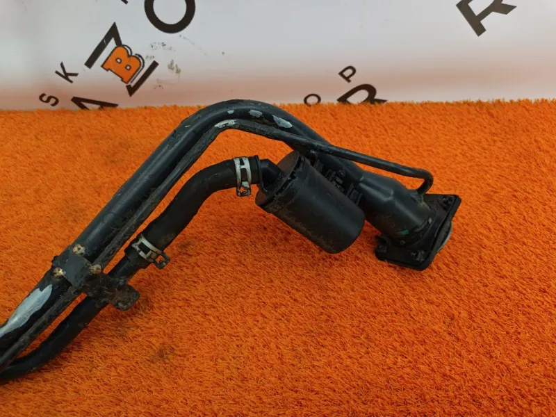 Горловина топливного бака