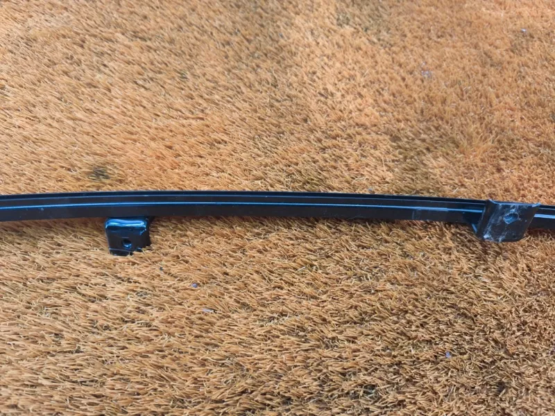 Направляющая стекла двери