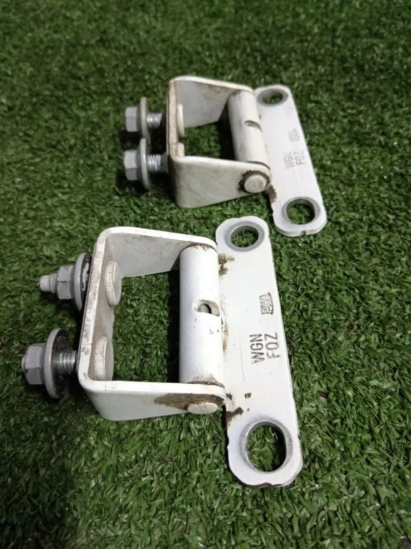 Петля двери багажника