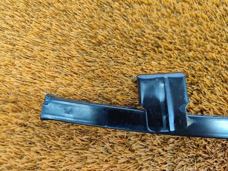 Направляющая стекла двери