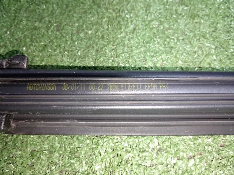 Уплотнитель стекла двери