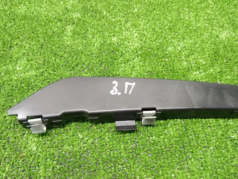 Кронштейн уплотнителя двери