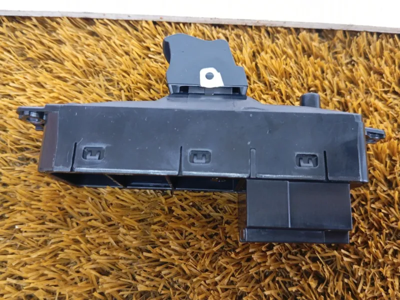 Кнопка стеклоподъемника