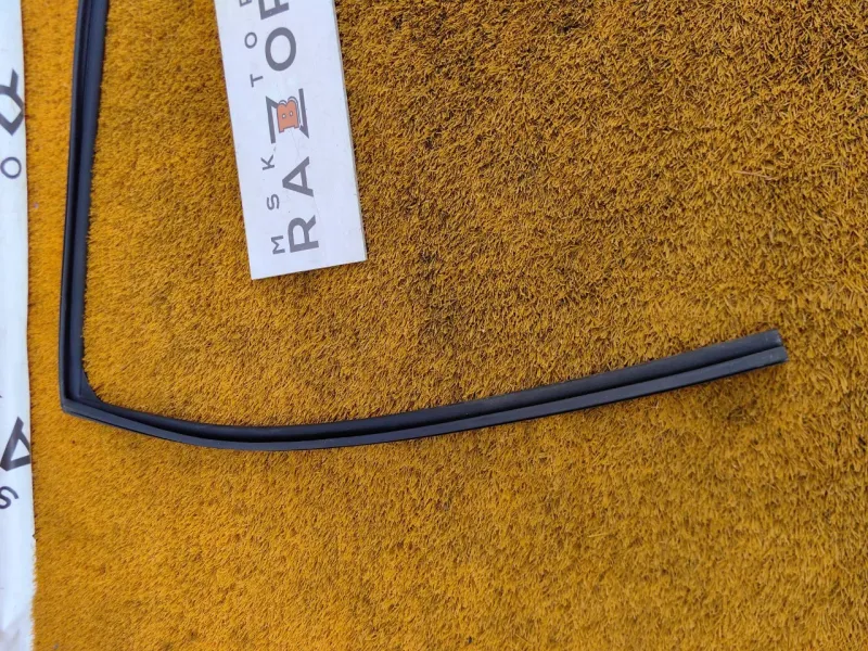 Уплотнитель стекла двери