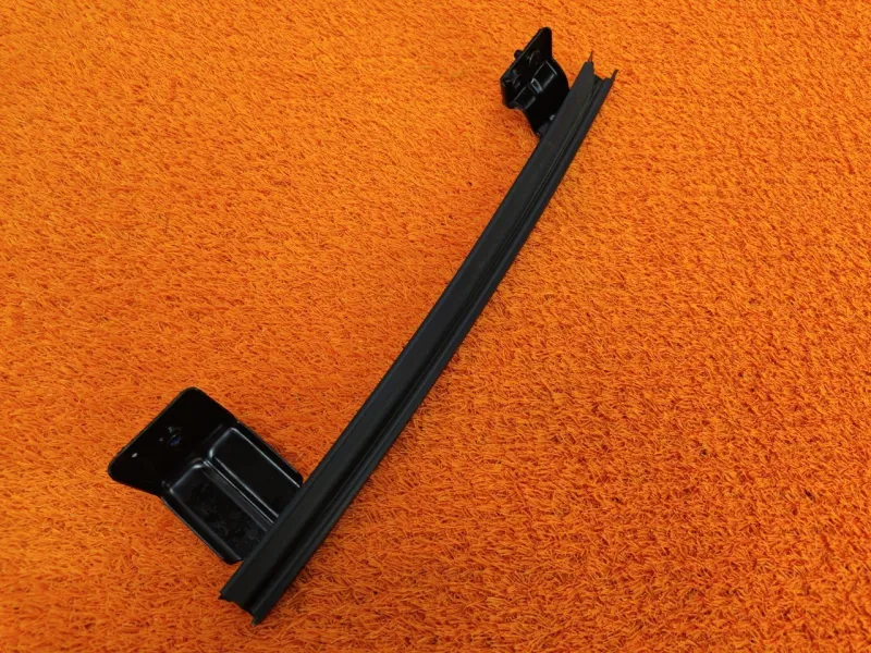 Направляющая стекла двери