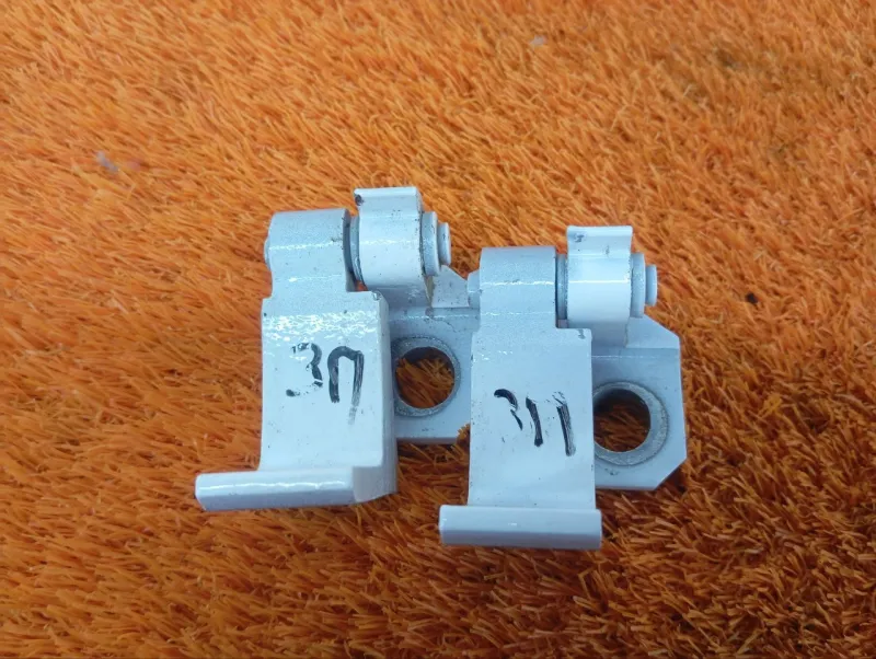 Петля двери