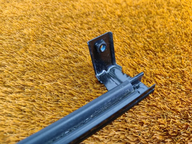 Направляющая стекла двери