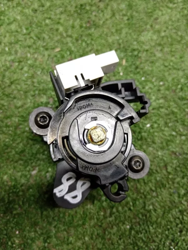 Личинка замка багажника