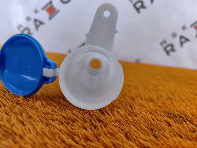 Горловина бачка стеклоомывателя